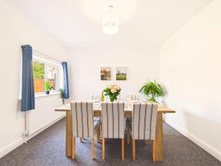 Nottingham Spacious Home 4 Bedroom Sleeps 7 Parking - 5