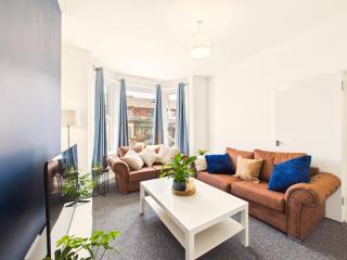 Nottingham Spacious Home 4 Bedroom Sleeps 7 Parking - 9