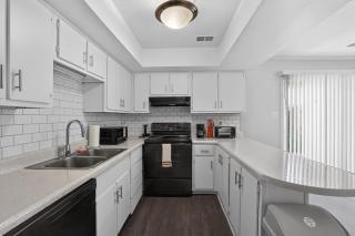 Spacious Townhome Designed for Relaxing Stays - 9