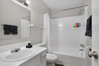 Spacious Townhome Designed for Relaxing Stays - 7