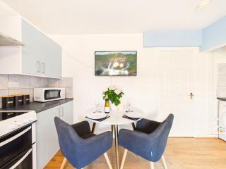 City Centre 4 Bed - Private Parking - 3