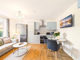 City Centre 4 Bed - Private Parking - 1