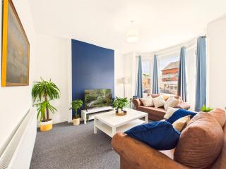 Nottingham Spacious Home 4 Bedroom Sleeps 7 Parking - 0