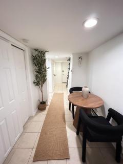 Aura Stays -Private Queen Room - Shared Bathroom- Self Check in-NEAR EWR - Newark - 3