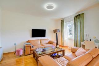 Casa Berna - Balcony Apt with Mountain Views - Happy Rentals - 9