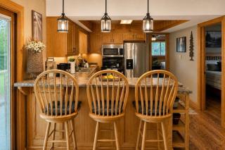 Unwind Near the Lake | Fire Pit • Marina Nearby - Burnside - 4