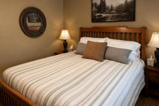 Unwind Near the Lake | Fire Pit • Marina Nearby - Burnside - 1