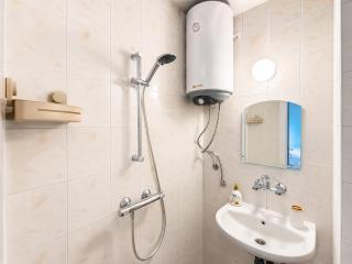 Bright 1BR Apartment w/ Terrace Near Sea Garden - 2