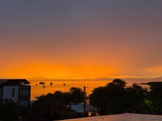 La Orilla Oceanfront House - 8