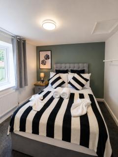 Modern 3 Bed Home Near M5 Free Street Parking - 2