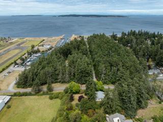 Walk to Beach, Marina and Town, Private Gardens - Eastsound - 0