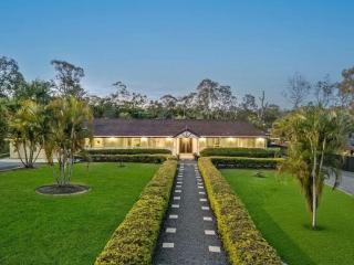 Modern 4BR Holiday Home with Resort Pool Cinema - 0