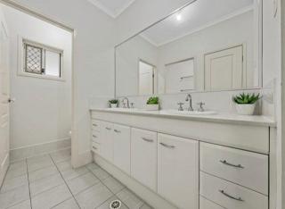 Modern 4BR Holiday Home with Resort Pool Cinema - 9