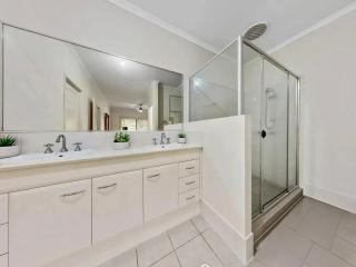 Modern 4BR Holiday Home with Resort Pool Cinema - 3