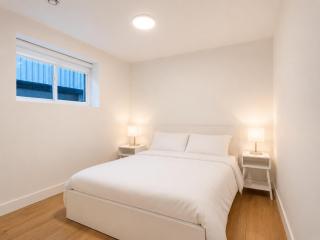 Modern 2BR Suite near Metrotown - 9