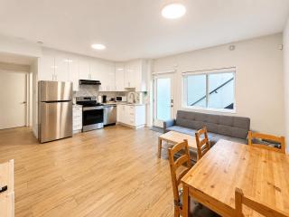 Modern 2BR Suite near Metrotown - 2