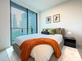 F603 Orange Century Modern 1BR plus Den with Balcony and Pool in Downtown Miami - 9