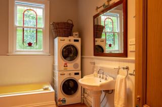 Hill House Hobart - Charming home, stunning views close to city - 7