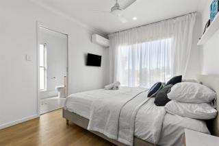 "Redcliffe Townhouse, King Bed, Horses Next Door, Short Walk to Beach" - 8