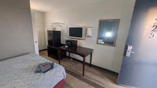 Queen Bed Hotel Room 225 - 4