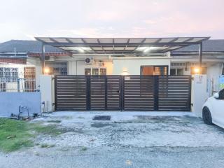 Cozy 4-Bedroom House BBQ Event at Klang by HCK - 0