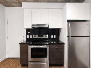 Stylish 1BR Griffintown Condo Balcony & AC Suite - 4