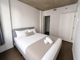 Stylish 1BR Griffintown Condo Balcony & AC Suite - 2