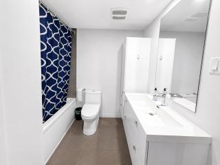 Stylish 1BR Griffintown Condo Balcony & AC Suite - 1