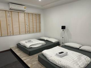 9 mins to BTS 2 Beds Private Suite Room and Shower - 1