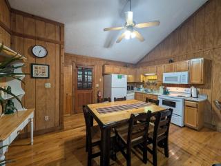ER38r Grandpa's Getaway - Great location- Close to town cabin - 4