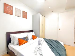 2215T2 Avida Towers Cebu IT Park 1BR Unit Queen Bed 4K TV - 8