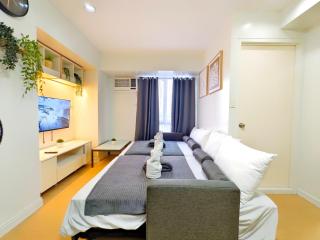 2215T2 Avida Towers Cebu IT Park 1BR Unit Queen Bed 4K TV - 6