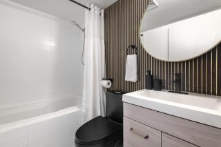 Lakefront Oasis Modern 1BR w Den - 4