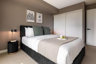 Lakefront Oasis Modern 1BR w Den - 3