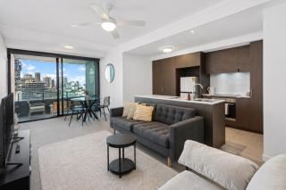 Spacious 2BR Apt with Pool & Parking Near James St - 0