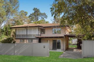 House with huge back yard and side access, 15 Beds - 8