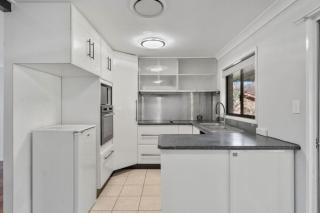 House with huge back yard and side access, 15 Beds - 4