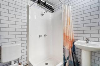 House with huge back yard and side access, 15 Beds - 3