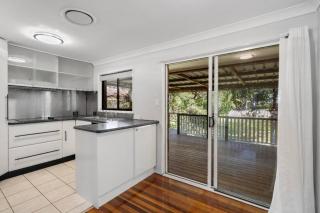 House with huge back yard and side access, 15 Beds - 2