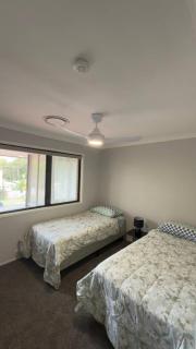 House with huge back yard and side access, 15 Beds - 3