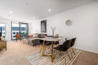 Lovely 2BR Apartment w free parking on premises - 0