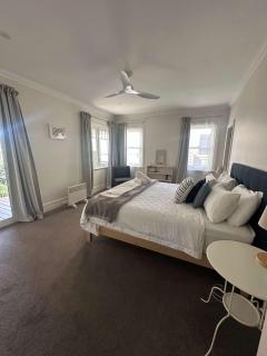 This Is It - stylish 4-bedroom Vincentia retreat - 3