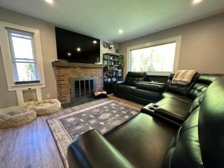Lux Home, pet friendly,fully fenced - 9