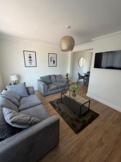 Lovely Modern 3 Bedroom Home with Private Garden & Large Driveway Fits 2 Vans Ideal for Contractors NHS & Long Term Stays Easy Access to M6, Walsall & City Centre - Wolverhampton - 8