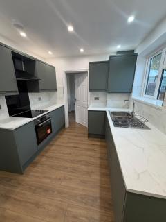 Lovely Modern 3 Bedroom Home with Private Garden & Large Driveway Fits 2 Vans Ideal for Contractors NHS & Long Term Stays Easy Access to M6, Walsall & City Centre - Wolverhampton - 6