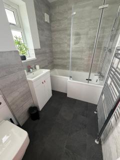 Lovely Modern 3 Bedroom Home with Private Garden & Large Driveway Fits 2 Vans Ideal for Contractors NHS & Long Term Stays Easy Access to M6, Walsall & City Centre - Wolverhampton - 4