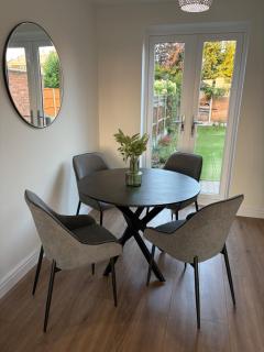 Lovely Modern 3 Bedroom Home with Private Garden & Large Driveway Fits 2 Vans Ideal for Contractors NHS & Long Term Stays Easy Access to M6, Walsall & City Centre - Wolverhampton - 1