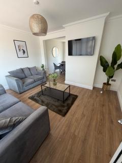 Superb 3 Bedroom Home, 4 beds Bathroom and separate WC with Garden & Large Driveway Fits 2 Vans Ideal for Contractors NHS & Long Term Stays, Insurance Relocation Easy Access to M6, Walsall & City Centre - 0