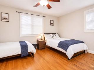 Gorgeous Home 10 min to DC by CozySuites - 2