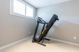 Ottawa 4BR Family Home with Free Parking - 7